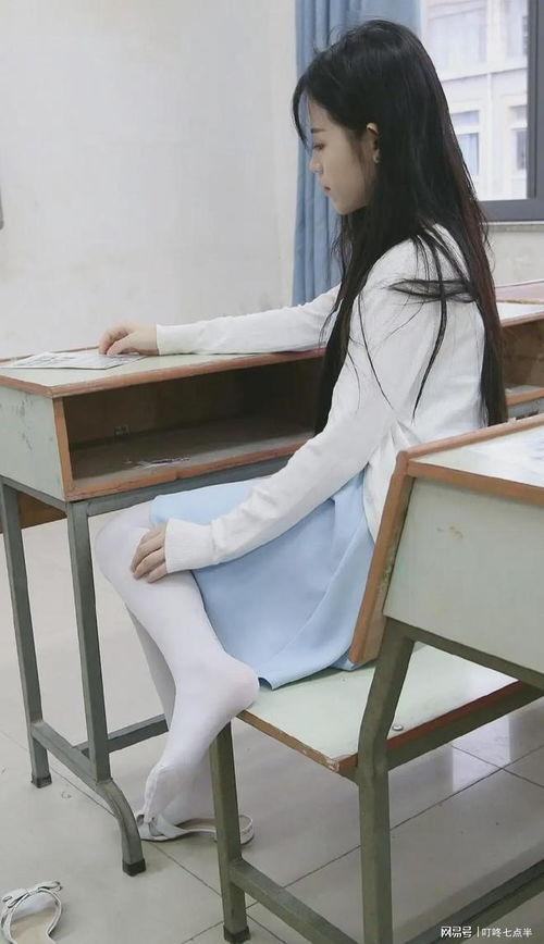小学生换白丝袜视频